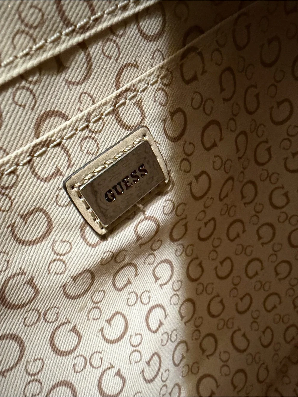 Guess tote repeating